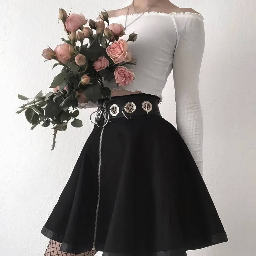 Jupe gothique Lady Frostwovenia noire évasée avec ceinture à œillets argentés portée avec un haut blanc à manches longues