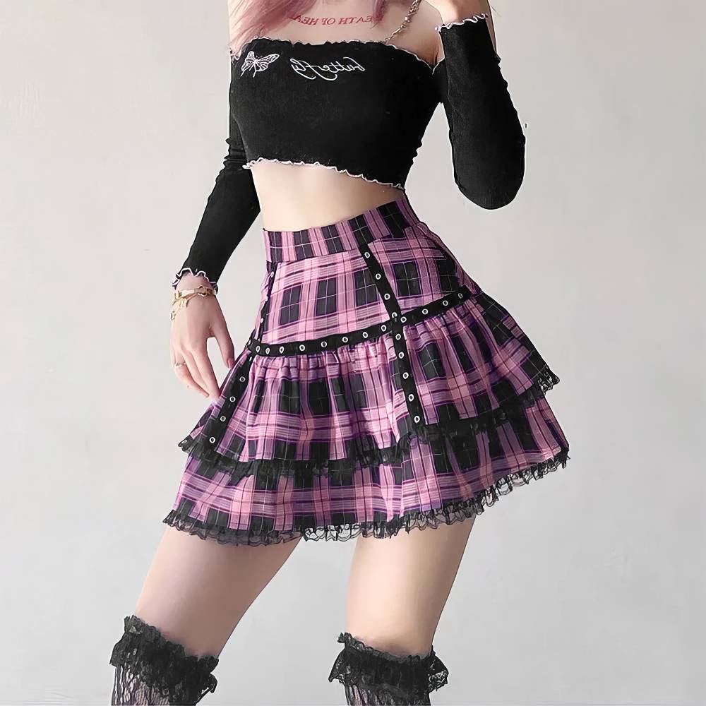 Jupe gothique lolita Mystveilia à volants en tissu à carreaux roses et noirs avec dentelle noire et détails à œillets métalliques