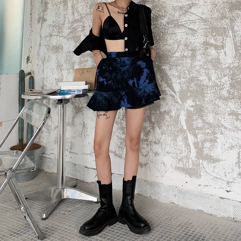 Jupe gothique noir et bleu Ebonflameia en velours avec motif bleu foncé, vue avant portée avec bottines noires