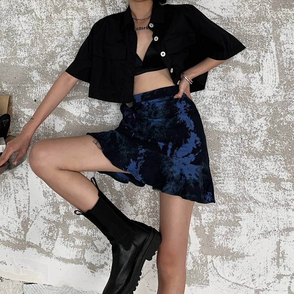 Jupe gothique noir et bleu Ebonflameia en velours avec motif tacheté, vue de face portée avec bottes noires et haut court noir
