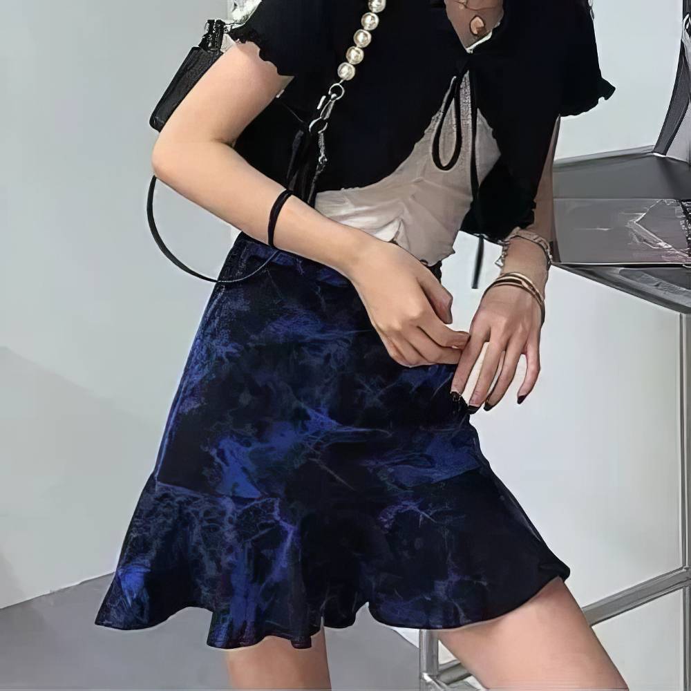 Jupe gothique noir et bleu Ebonflameia en tissu fluide avec motif nuageux bleu foncé, coupe évasée avec volant bas