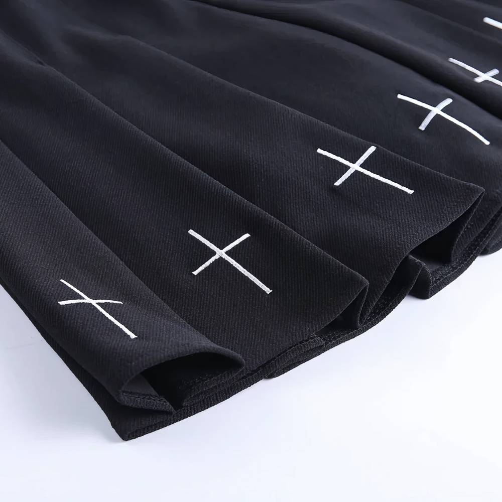 Jupe noire gothique Vortexveinia en tissu avec motif de croix blanches brodées en bas