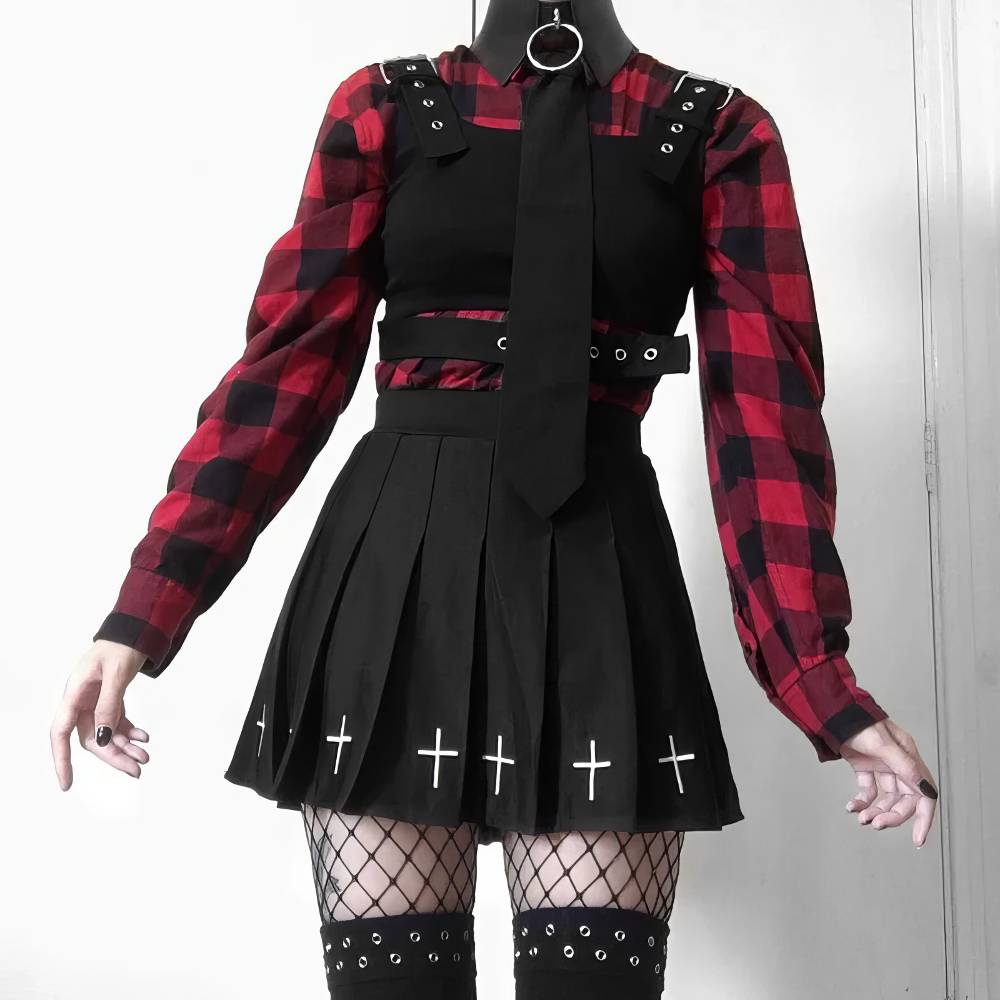 Jupe noire gothique Vortexveinia plissée avec croix blanches brodées en bas, portée avec chemise à carreaux rouges et noirs et ceinture à œillets