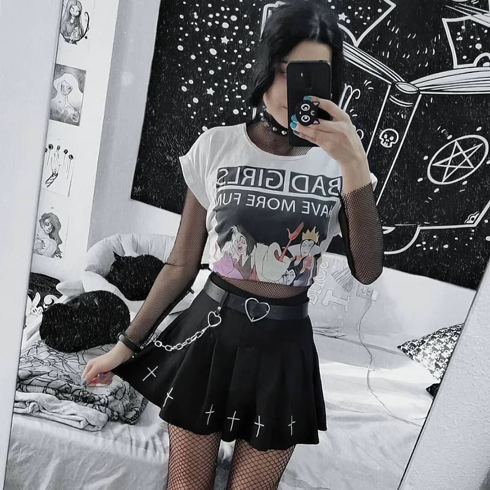 Jupe noire gothique Vortexveinia plissée avec croix blanches et ceinture cœur portée avec t-shirt et résille