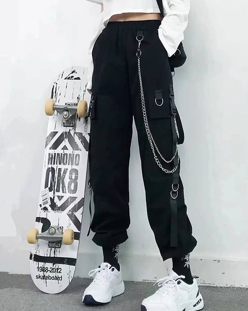 Pantalon cargo gothique noir avec chaînes et poches multiples modèle Vampshadia, style alternatif