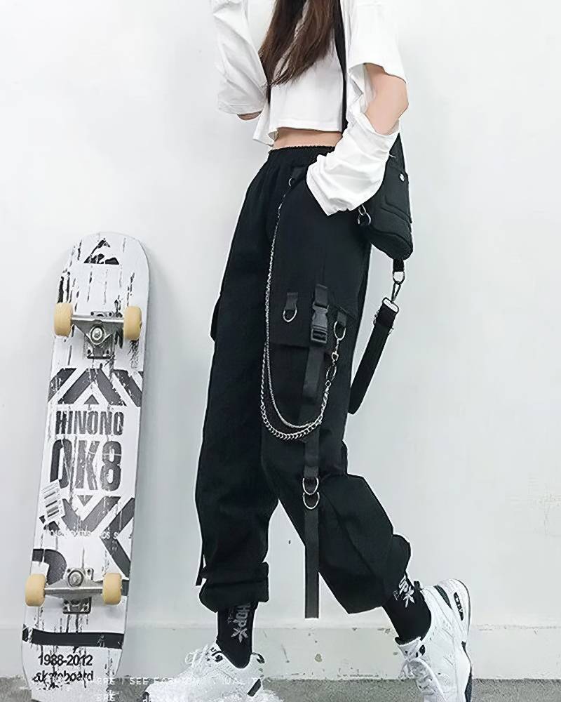 Pantalon cargo gothique noir Vampshadia avec chaînes et sangles porté de profil