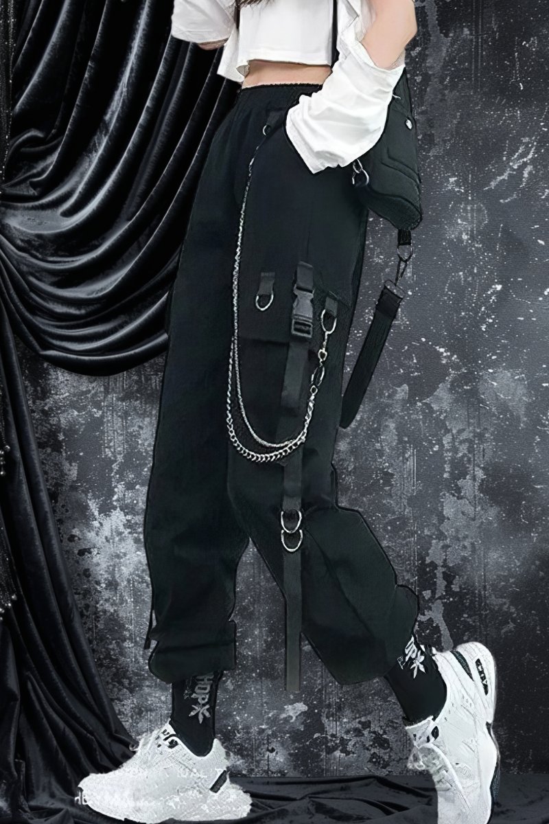 Pantalon cargo gothique noir Vampshadia en coton avec chaînes métalliques et sangles décoratives porté de profil