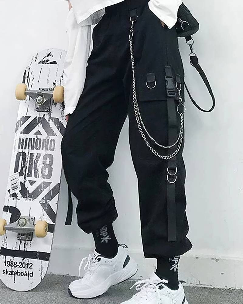 Pantalon cargo gothique noir Vampshadia avec chaînes argentées et poches multiples porté avec baskets blanches