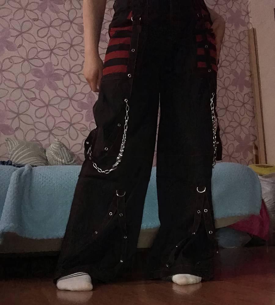 Pantalon Chaine Gothique ShadowStitch noir avec bandes rouges et chaînes métalliques sur les côtés, style punk gothique