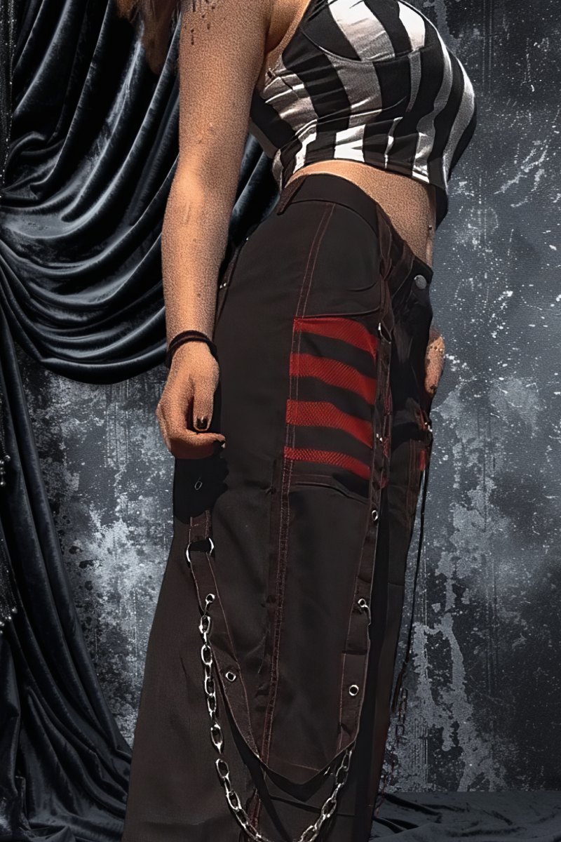Pantalon gothique noir ShadowStitch avec bandes rouges et chaînes métalliques sur le côté, style punk gothique