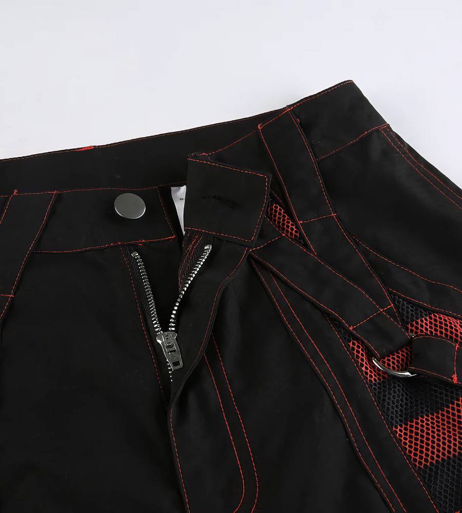 Pantalon Chaine Gothique ShadowStitch noir avec coutures rouges apparentes et détail en résille rouge, vue rapprochée sur la fermeture éclair et bouton métallique
