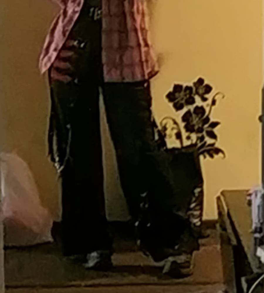Pantalon Chaine Gothique ShadowStitch noir avec chaînes décoratives porté en intérieur