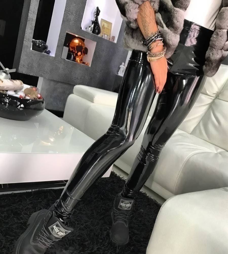 Pantalon cuir gothique noir brillant porté, coupe slim ajustée, style rock gothique