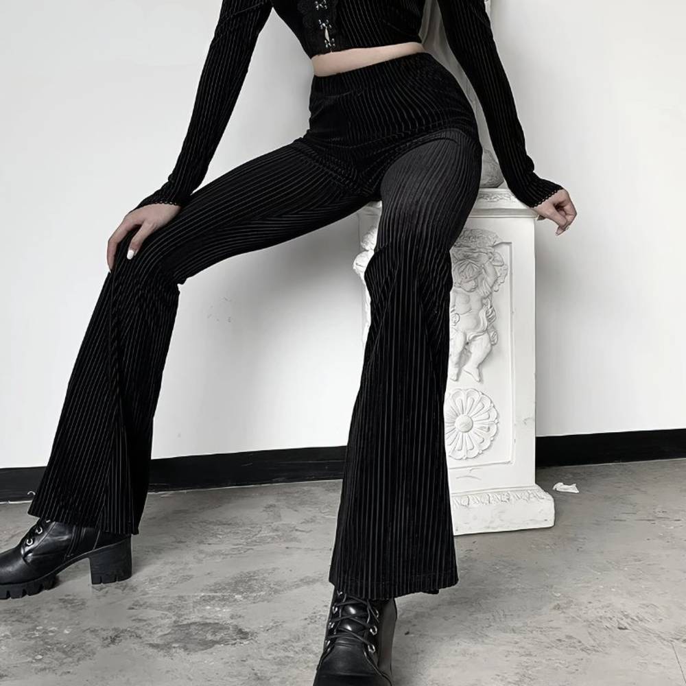 Pantalon Cyber Gothique VeilGleam noir en velours côtelé avec jambes évasées porté assis
