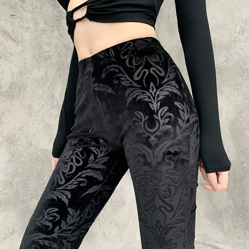 Pantalon femme style gothique SpireEdge en velours noir avec motif baroque ton sur ton, vue latérale du bas du buste aux jambes