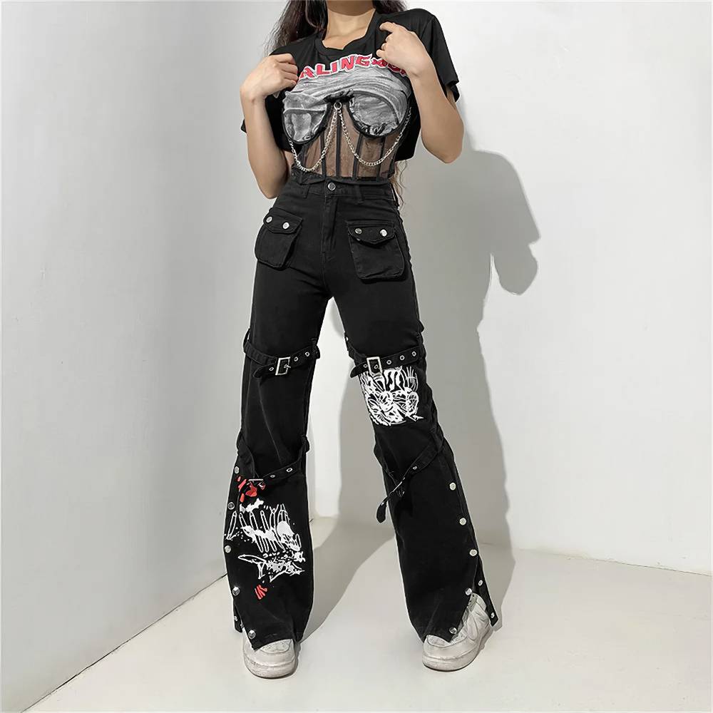 Pantalon femme punk gothique GloomVein noir avec motifs blancs et rouges, poches cargo, sangles et boutons latéraux