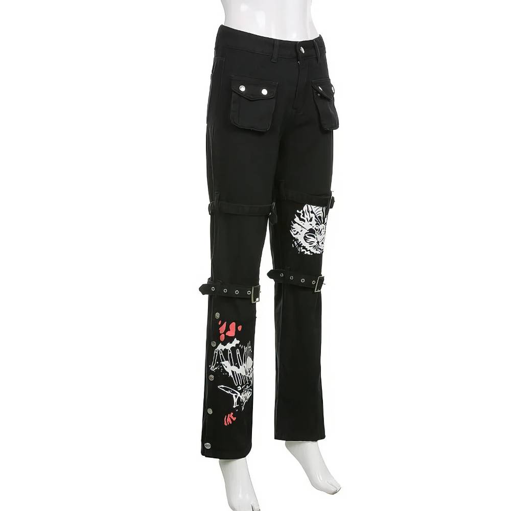 Pantalon femme punk gothique GloomVein noir avec poches à rabat, clous argentés et motifs blancs et rouges sur jambe