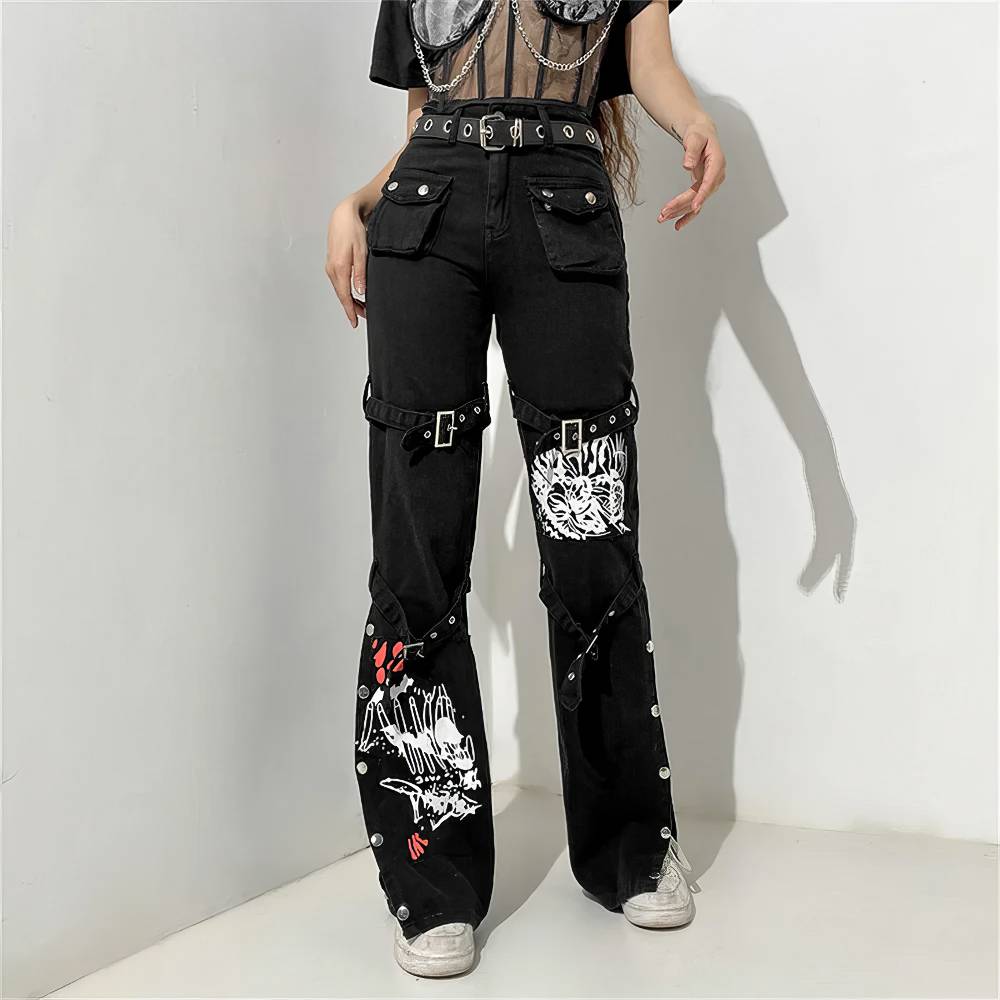 Pantalon femme punk gothique GloomVein noir avec poches multiples, boucles métalliques et motifs blancs et rouges sur jambes