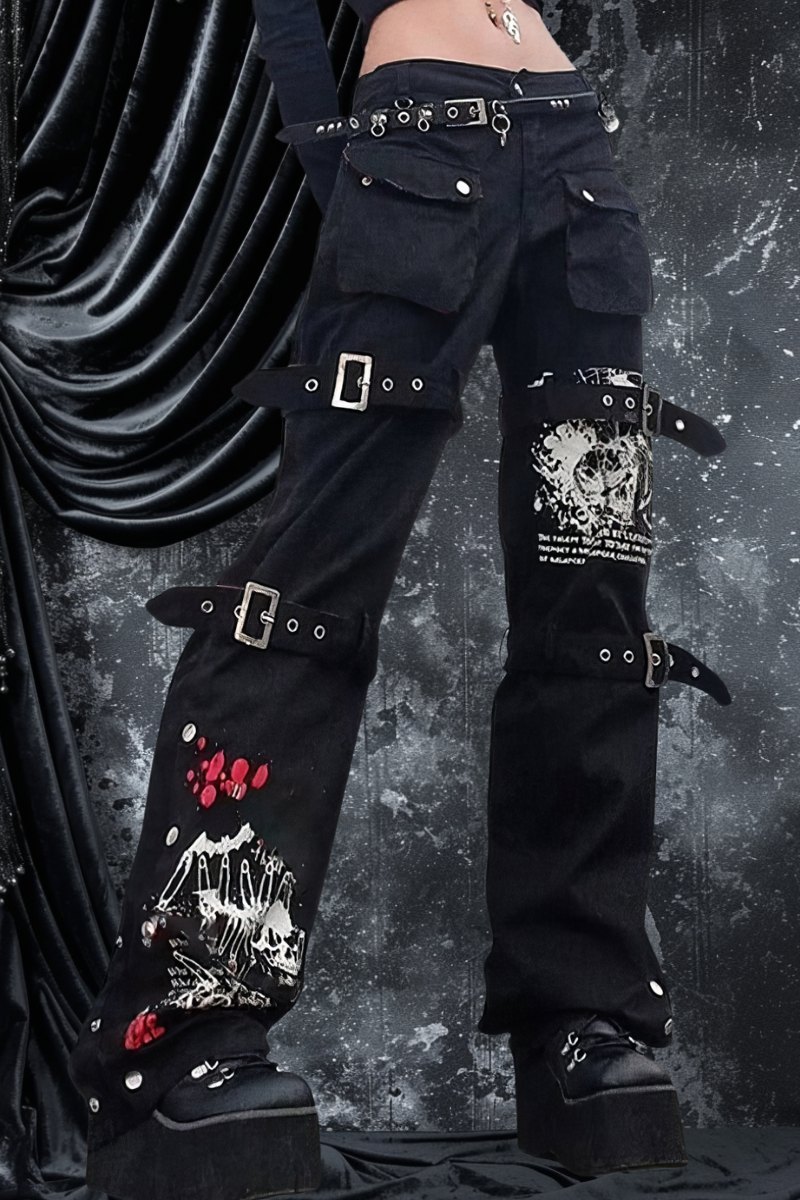 Pantalon femme punk gothique noir avec poches cargo, boucles métalliques et motifs imprimés blancs et rouges GloomVein