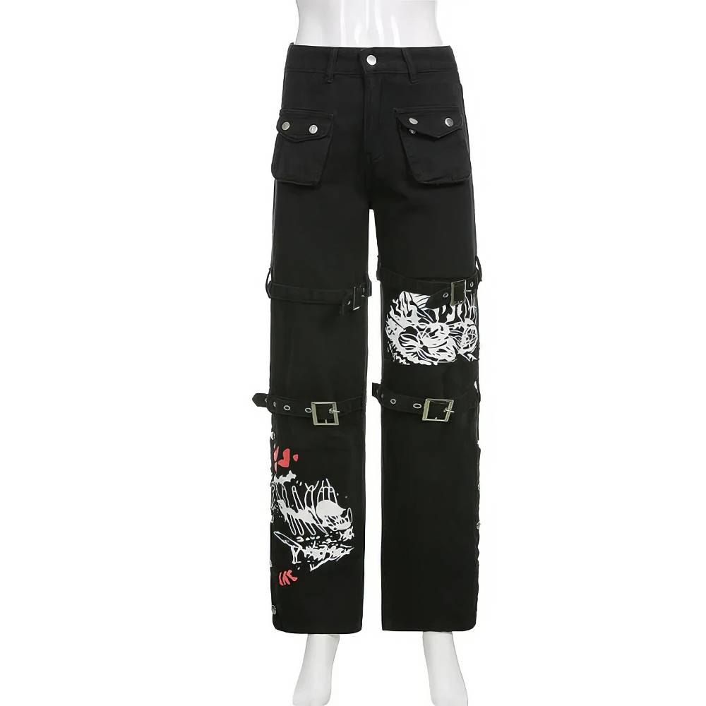 Pantalon femme punk gothique noir avec poches multiples, boucles métalliques et motifs blancs et rouges, modèle GloomVein