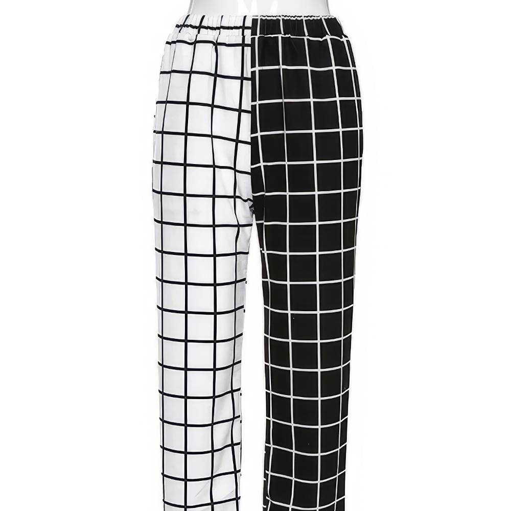 Pantalon gothique femme noir et blanc DarkWhiteWave à motif quadrillé, jambe gauche blanche à carreaux noirs, jambe droite noire à carreaux blancs