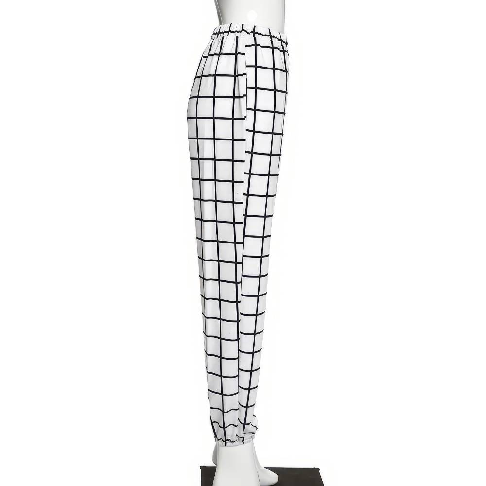 Pantalon gothique femme noir et blanc DarkWhiteWave vue de profil avec motif à carreaux noirs sur fond blanc