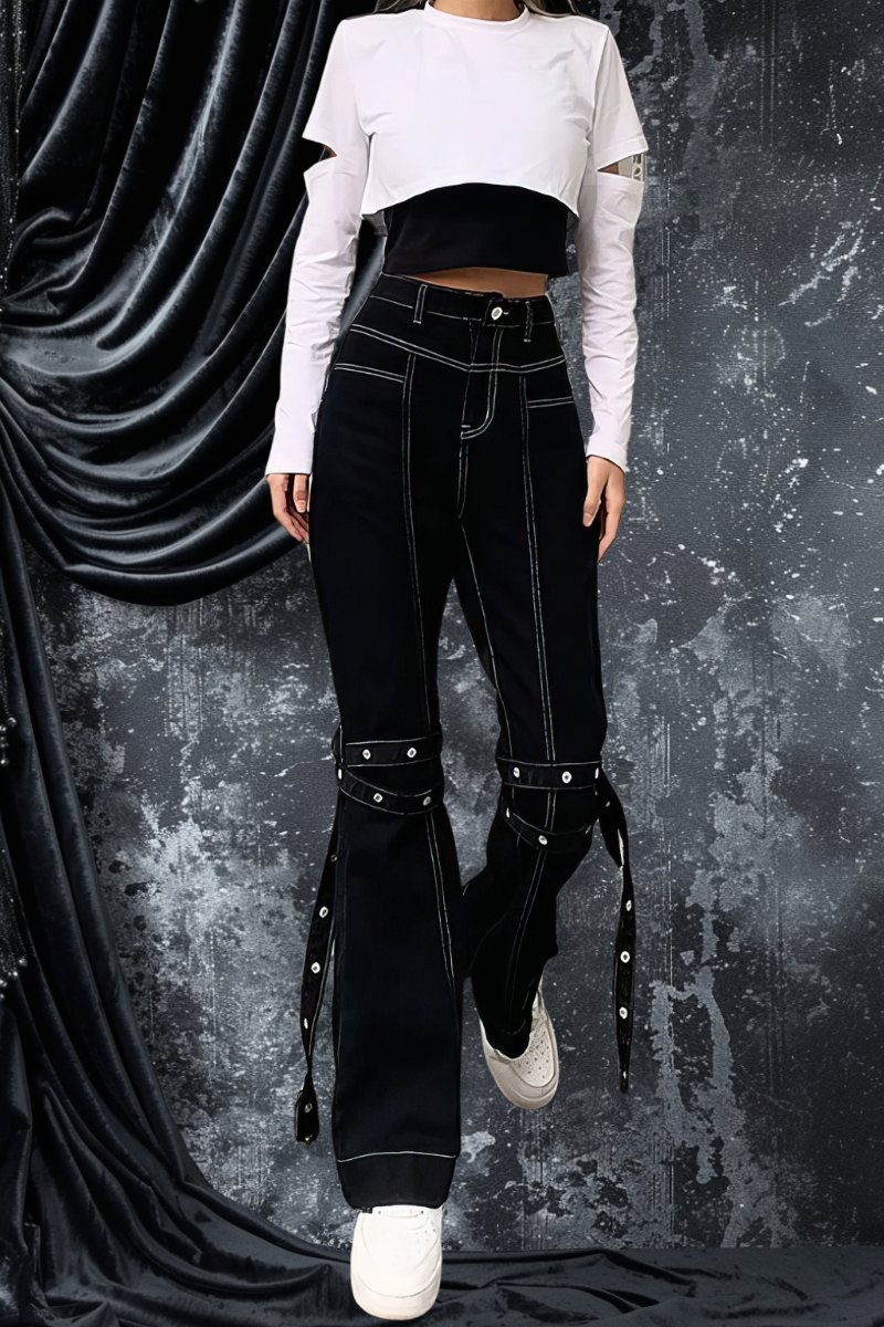 Pantalon gothique femme noir en velours avec rivets argentés et sangles décoratives, coupe droite avec coutures apparentes