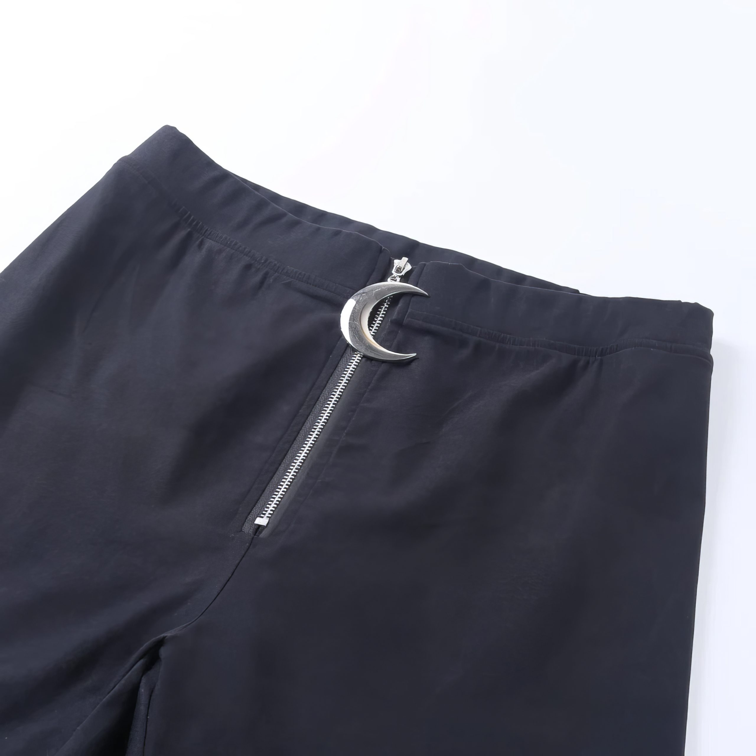 Pantalon noir gothique MysticMoon avec fermeture éclair ornée d'un pendentif lune argenté