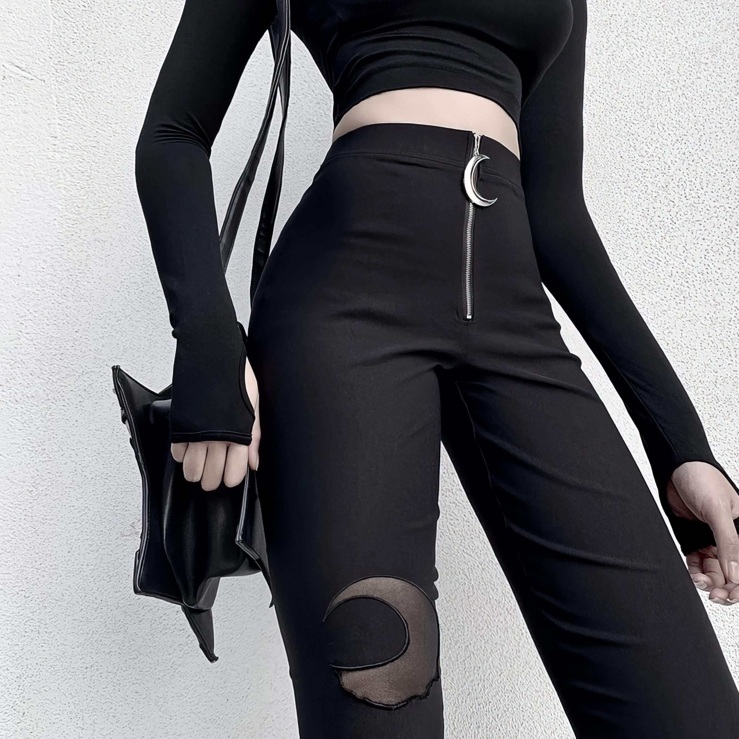 Pantalon noir gothique MysticMoon avec motif lune découpé au genou et zip orné d'un pendentif lune en métal