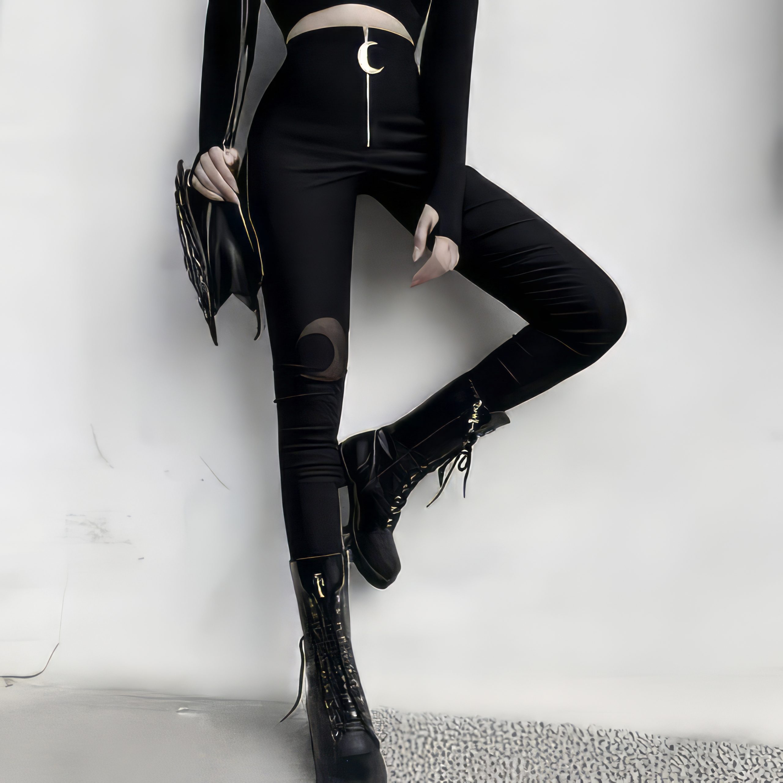 Pantalon noir gothique MysticMoon en tissu extensible avec motif lune blanche à la taille et découpes circulaires aux genoux