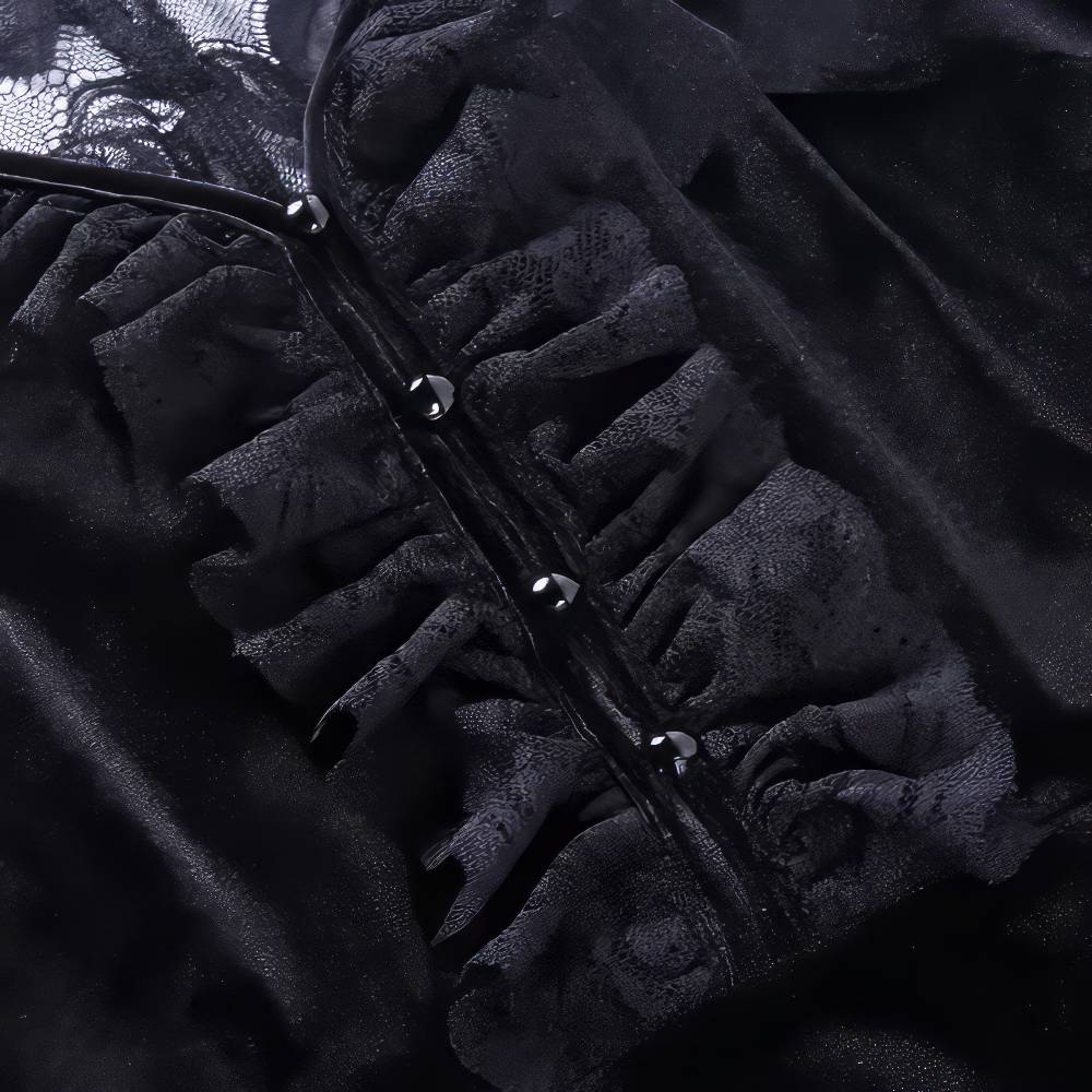 Détail de la robe de bal gothique GhostlyGalleon en velours noir avec volants en dentelle noire et boutons noirs brillants