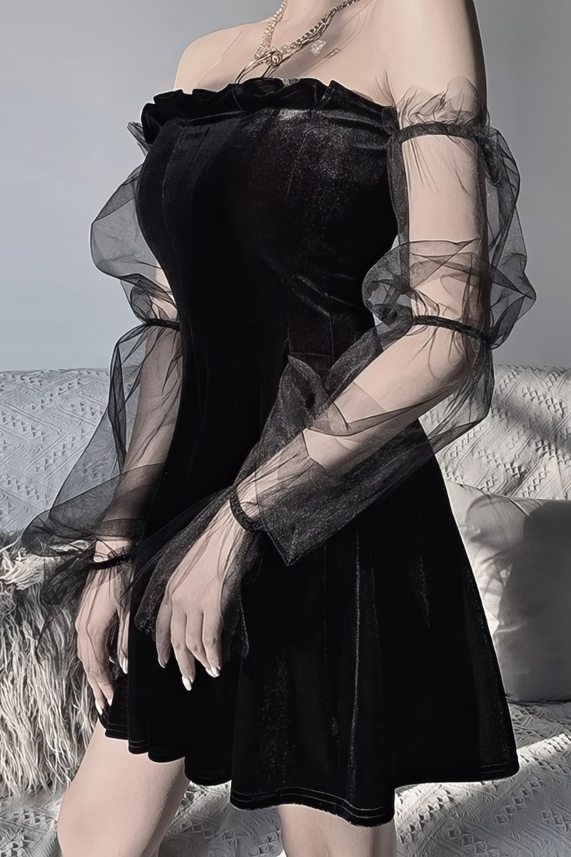 Robe de bal gothique GhostlyGalleon en velours noir avec manches longues transparentes en tulle et décolleté droit