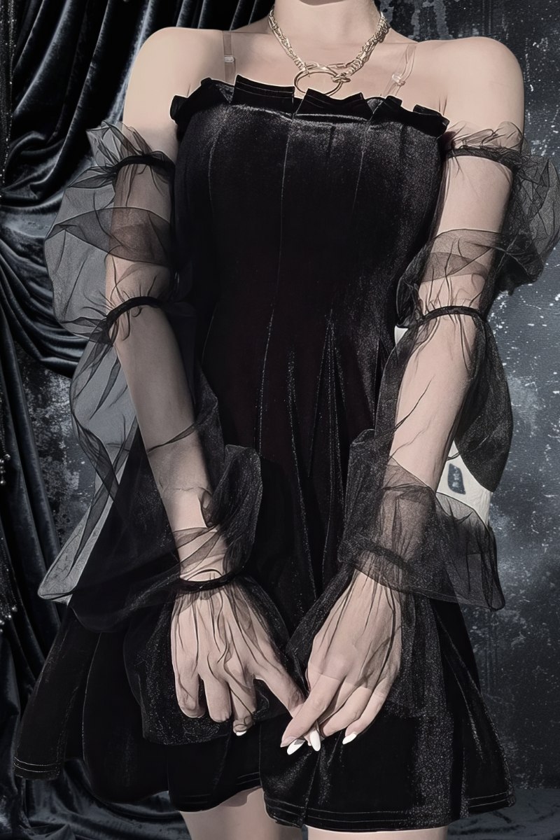 Robe de bal gothique GhostlyGalleon en velours noir avec manches longues en tulle transparent et détails froncés à l'encolure
