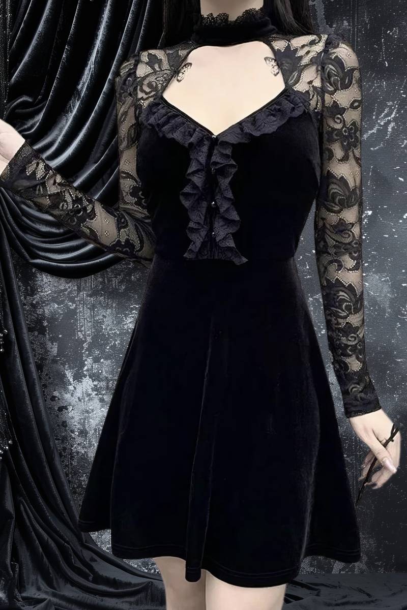 Robe de soirée gothique NightFlame en velours noir avec manches longues en dentelle noire florale et décolleté en V orné de volants