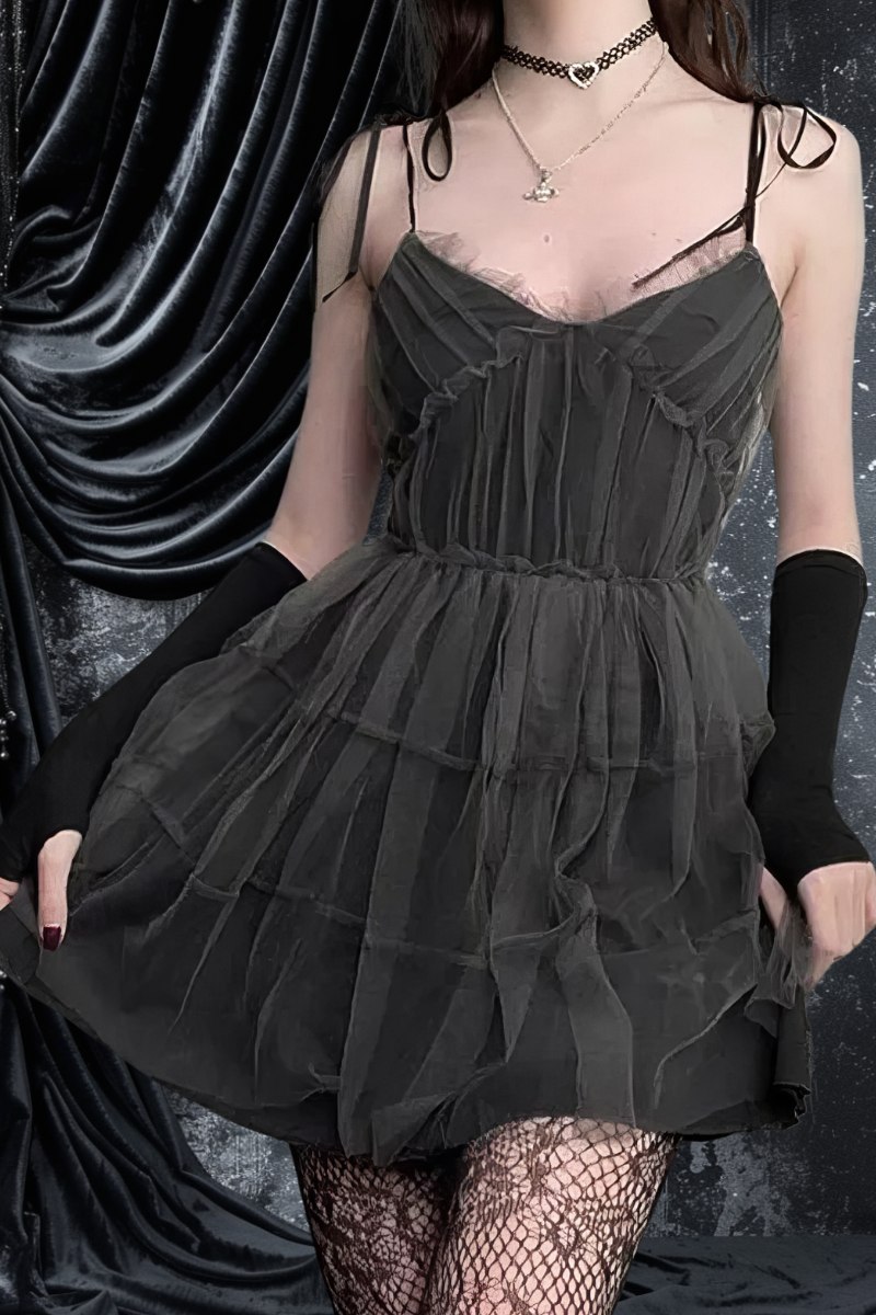 Robe emo gothique noire en tissu léger avec volants superposés et fines bretelles, modèle Stormraider