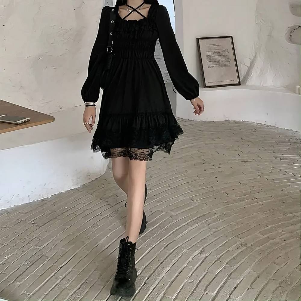 Robe gothique ado Gloomweaver noire en tissu léger avec manches longues bouffantes et dentelle noire au bas
