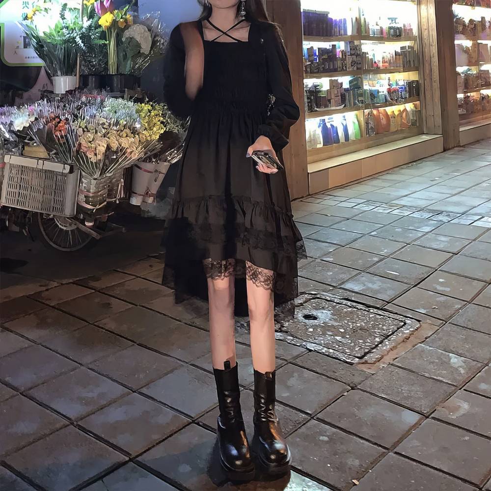 Robe gothique ado Gloomweaver noire en tissu léger avec manches longues transparentes et jupe asymétrique à volants et dentelle