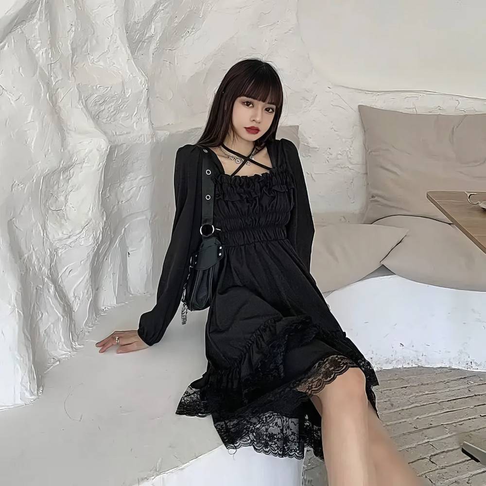 Robe gothique ado Gloomweaver noire en velours avec dentelle noire, vue assise de face avec détails de la jupe et manches longues