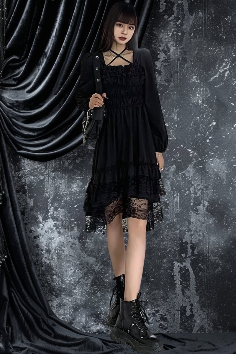 Robe gothique ado noire en velours avec dentelle et manches longues bouffantes modèle Gloomweaver