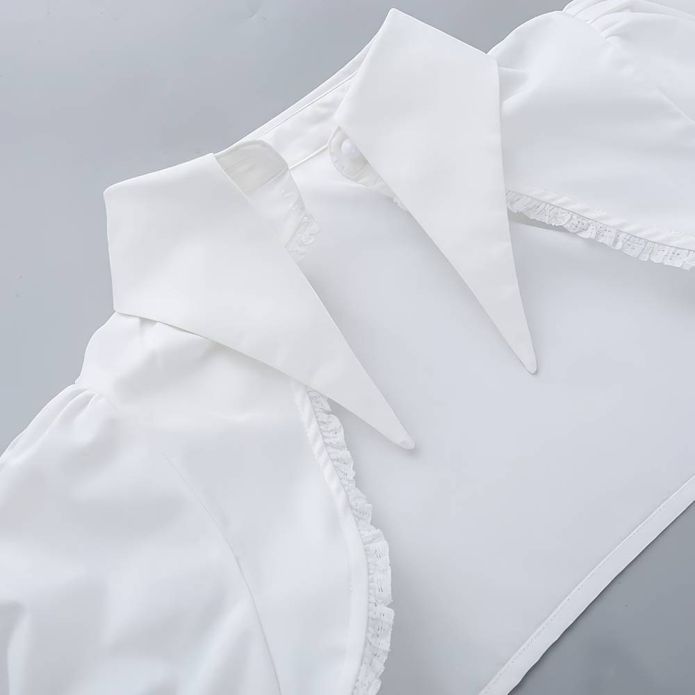Détail col pointu et manches bouffantes de la robe gothique blanche Lightbreaker en tissu léger