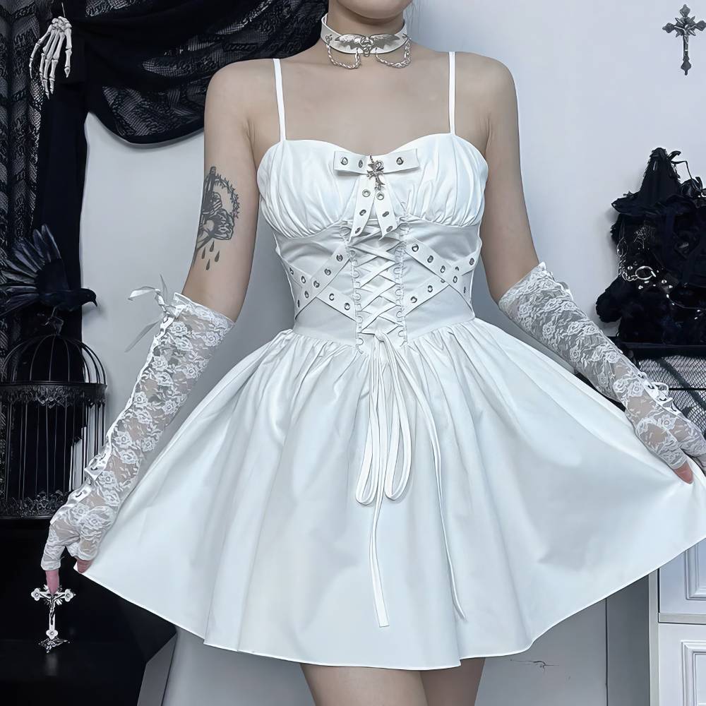 Robe gothique blanche Lightbreaker en tissu satiné avec corset lacé devant et bretelles fines, portée avec gants longs en dentelle blanche