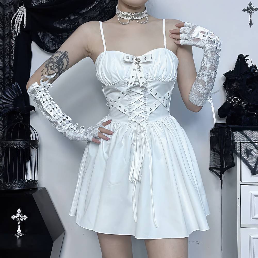 Robe gothique blanche Lightbreaker en tissu lisse avec corset lacé devant et bretelles fines, portée avec mitaines en dentelle blanche