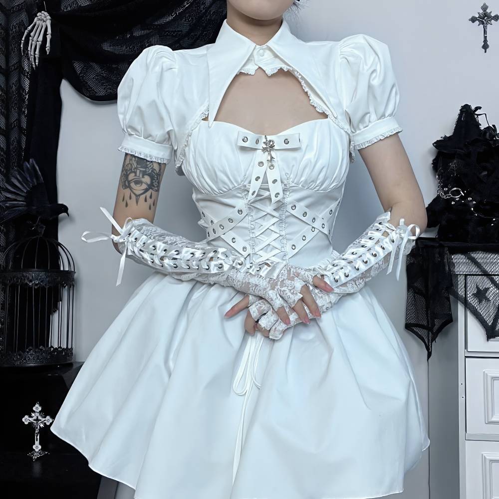 Robe gothique blanche Lightbreaker avec corset lacé et manches bouffantes, portée avec mitaines blanches lacées