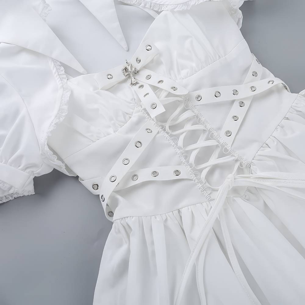 Détail de la robe gothique blanche Lightbreaker avec corset lacé et œillets métalliques sur tissu blanc