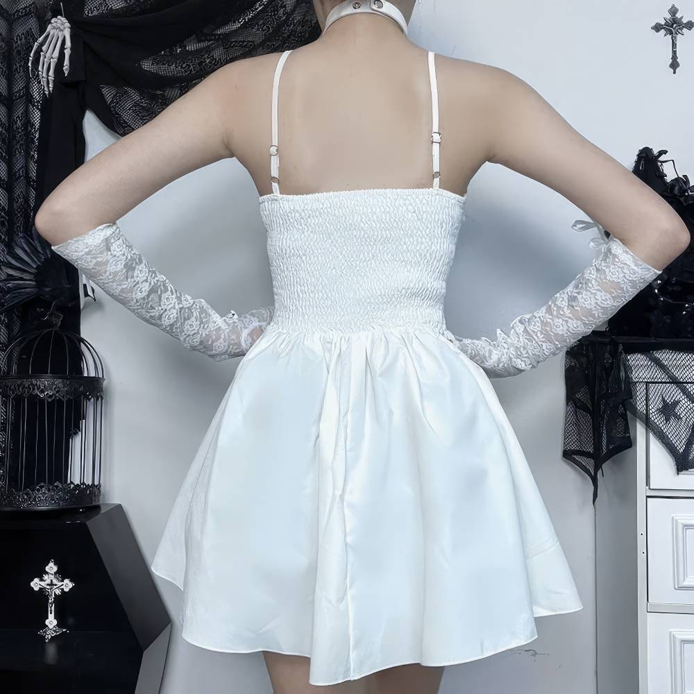 Robe gothique blanche Lightbreaker vue de dos avec corsage smocké et jupe satinée évasée, portée avec gants longs en dentelle blanche