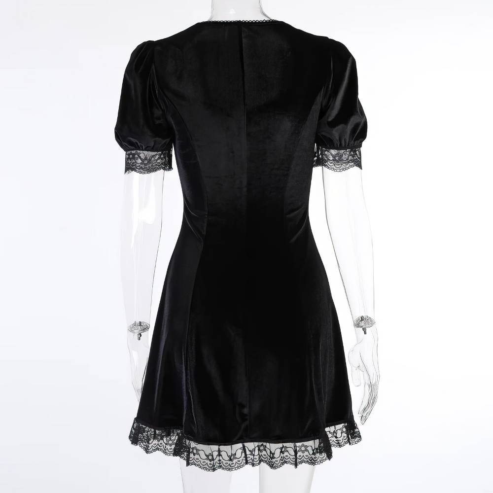 Robe gothique chic noire en velours avec manches courtes bouffantes et dentelle noire aux bords bas et manches, vue arrière