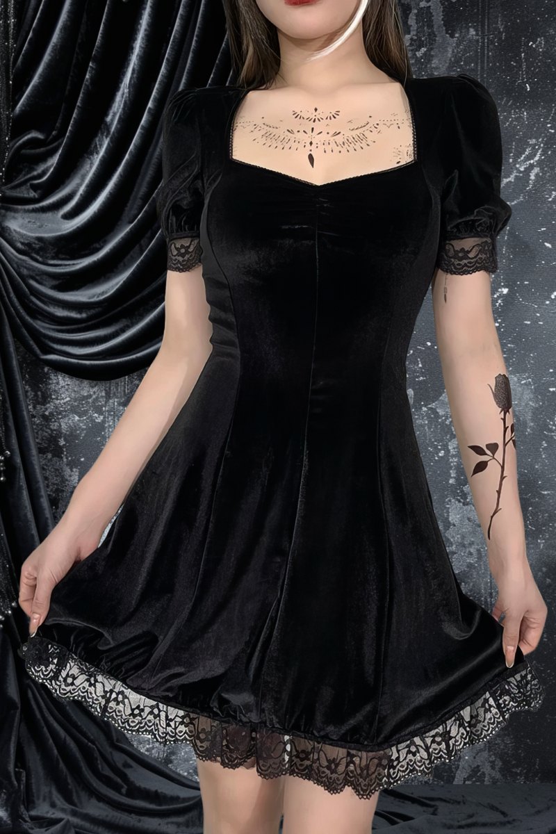 Robe gothique chic noire en velours avec manches courtes bouffantes et dentelle noire au bas, modèle CyberClash