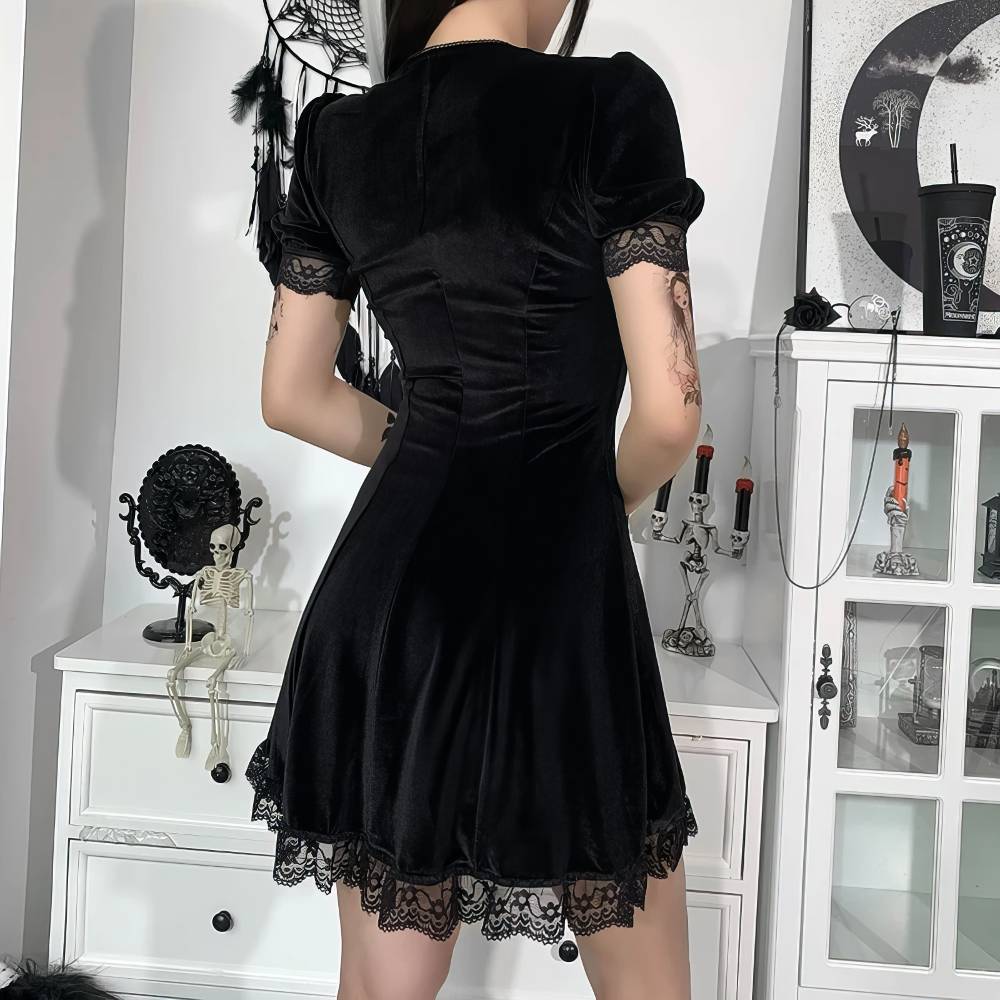 Robe gothique chic noire en velours avec manches courtes et bordure en dentelle noire vue de dos