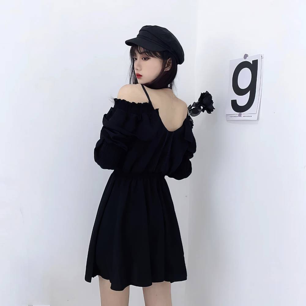 Robe gothique femme GothicGarnet noire en tissu fluide avec épaules dénudées vue de dos, manches longues bouffantes et jupe évasée