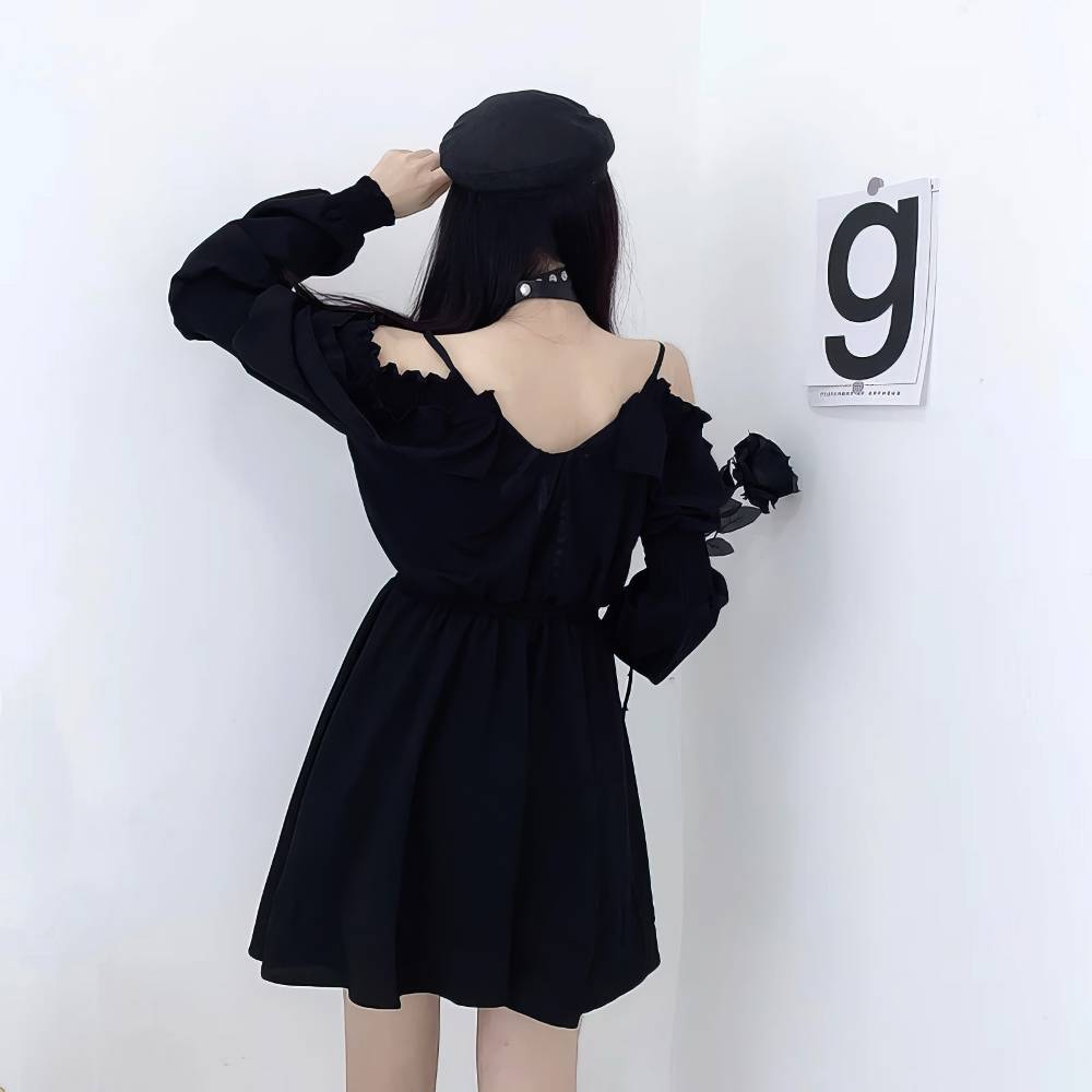 Robe gothique femme GothicGarnet noire avec épaules dénudées vue de dos, manches longues et jupe évasée, tenue avec béret noir et collier à clous